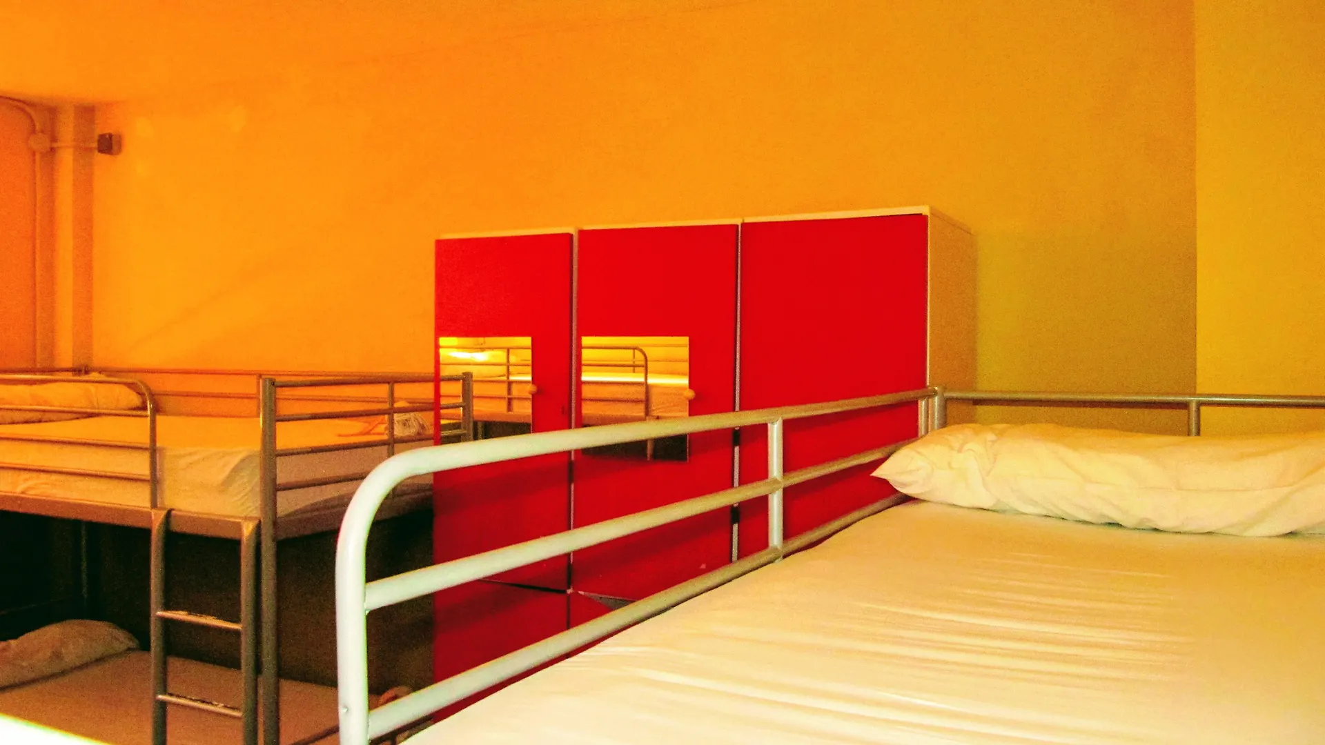 Onefam Les Corts Hostel Βαρκελώνη 0*,