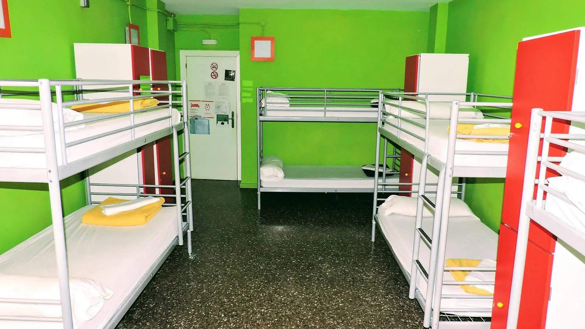 Onefam Les Corts Hostel Barcelona 0*,