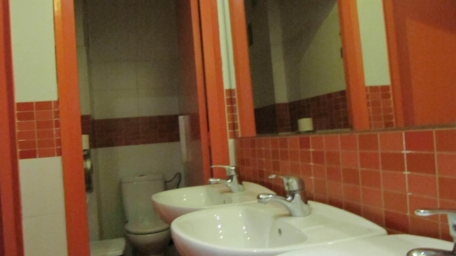 Onefam Les Corts Hostel Βαρκελώνη 0*,